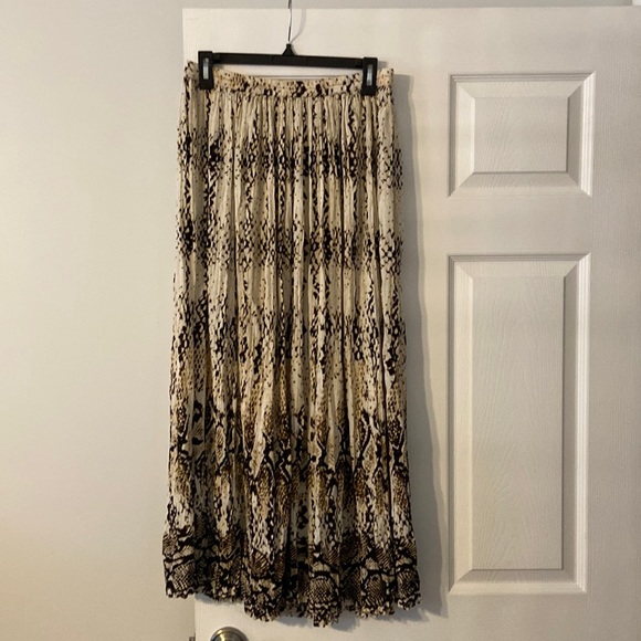 Life Style Dresses & Skirts - Life Style Women’s Skirt size S long 37” brand new with tags